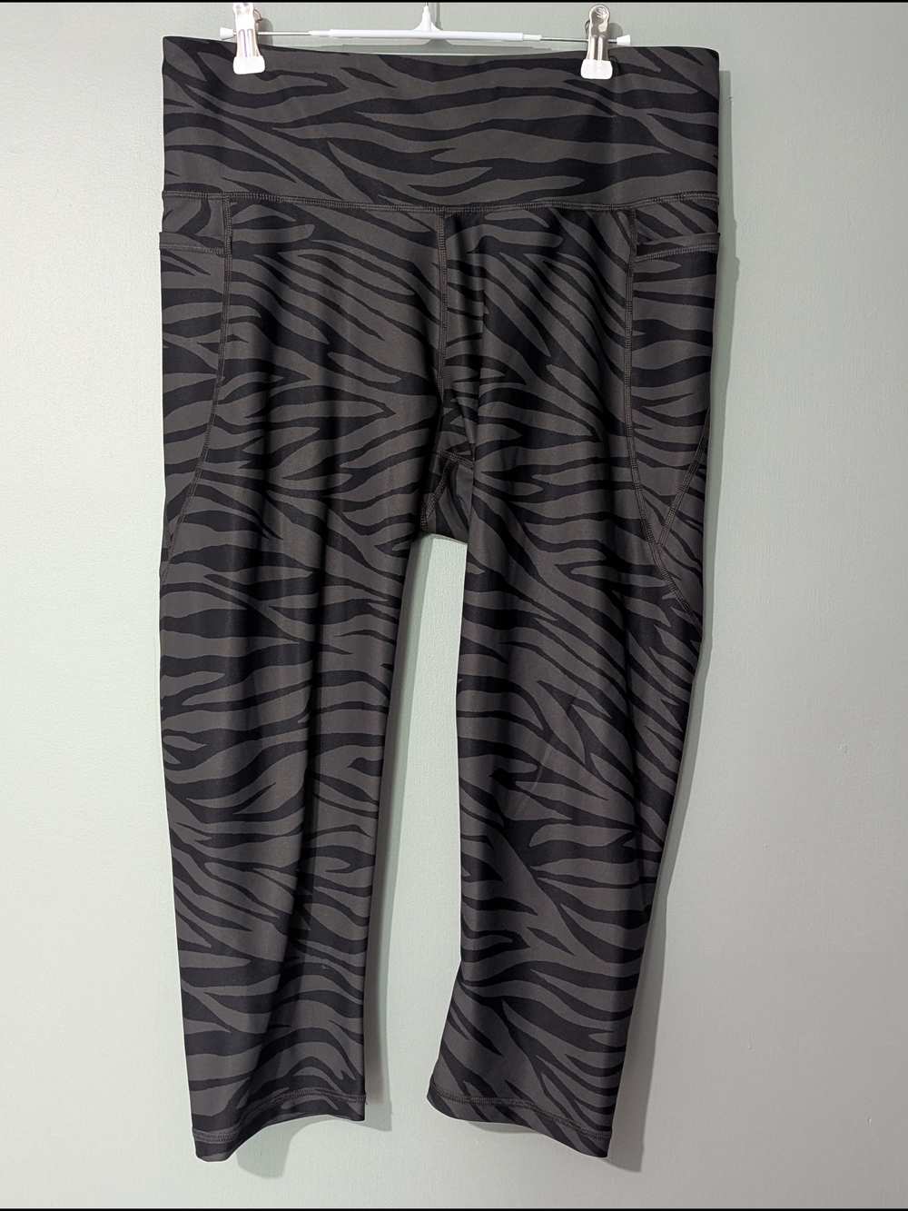 Old Navy Active Powersoft Women's High-Waisted Crop Leggings‎ Black Zebra Print